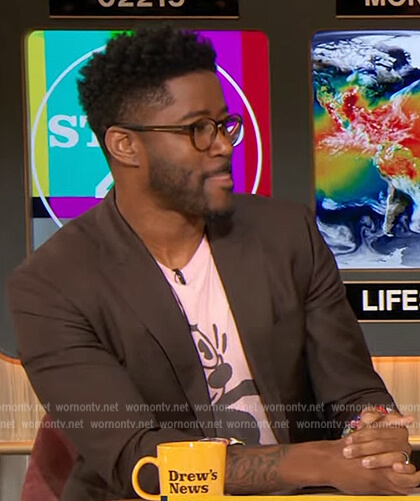 Nate Burleson’s cat graphic tee on The Drew Barrymore Show