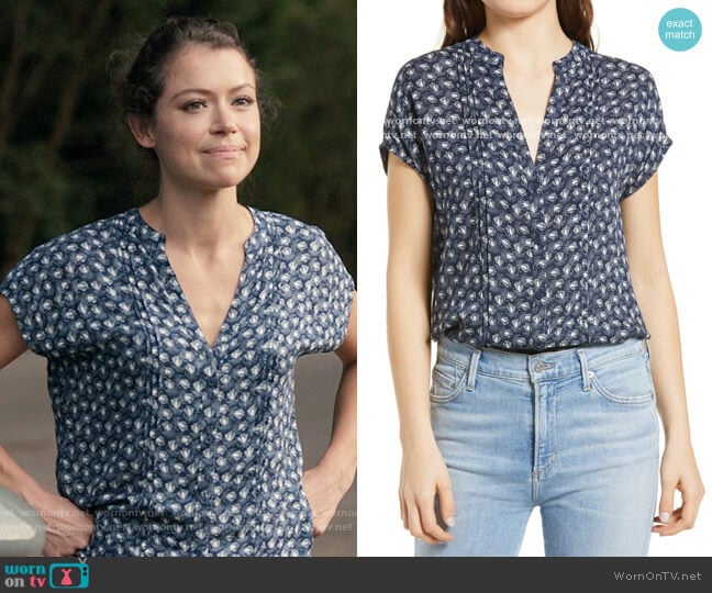 Treasure & Bond Allover Print Short Sleeve Top worn by Jennifer Walters (Tatiana Maslany) on She-Hulk Attorney at Law