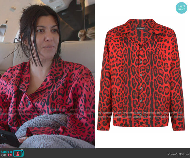 Kourtney Kardashian's Satin Pajama Shirt and Mom Jeans Look for Less - The  Budget Babe