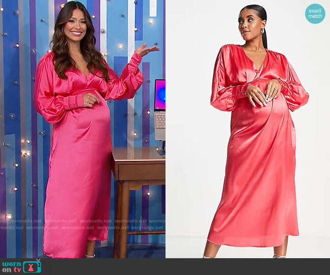 Milly satin batwing midi dress in coral Hope & Ivy Maternity worn by Manuela Arbeláez on The Price is Right