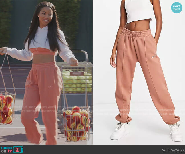 Nike Fleece loose fit cuffed sweatpants in brown worn by Thea (Camille Hyde) on All American Homecoming