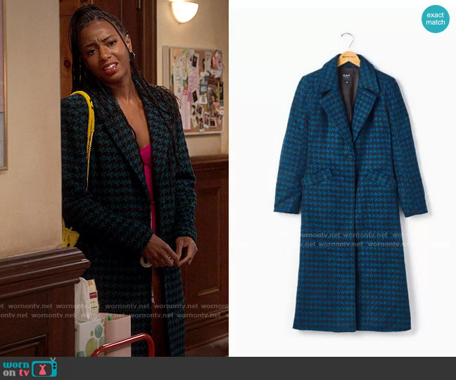 Oat Houndstooth Coat worn by Whitney Chase (Alyah Chanelle Scott) on The Sex Lives of College Girls