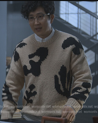 Daniel's beige printed sweater on Reasonable Doubt