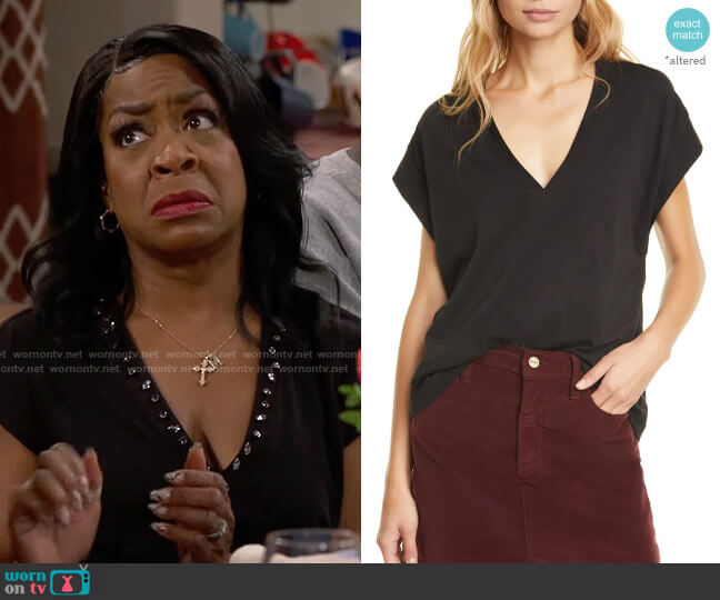 Frame Le Mid Rise V-neck Tee worn by Tina (Tichina Arnold) on The Neighborhood