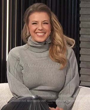 Jodie Sweetin's gray turtleneck sweater on E! News