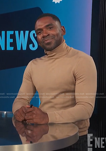Justin’s beige turtleneck sweater on E! News