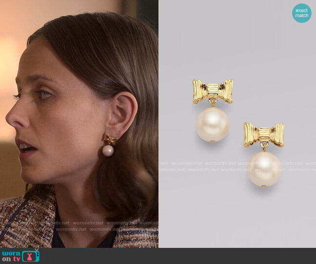 Kate Spade All Wrapped Up Pearl Earrings worn by Kimberly Finkle (Pauline Chalamet) on The Sex Lives of College Girls