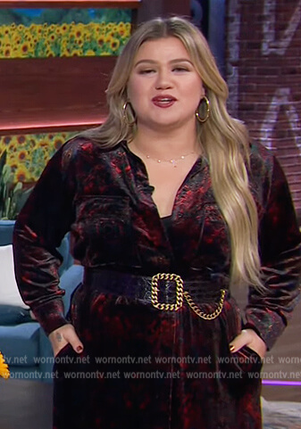 Kelly’s floral velvet shirtdress on The Kelly Clarkson Show
