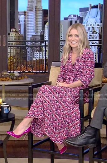 Kelly’s pink printed shirtdress and metallic pumps on Live with Kelly and Ryan
