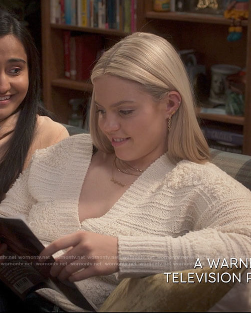 Leighton’s white textured sweater on The Sex Lives of College Girls