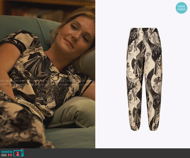 Tory Burch Printed Beach Pant in French Cream Muse worn by Daphne (Meghann Fahy) on The White Lotus