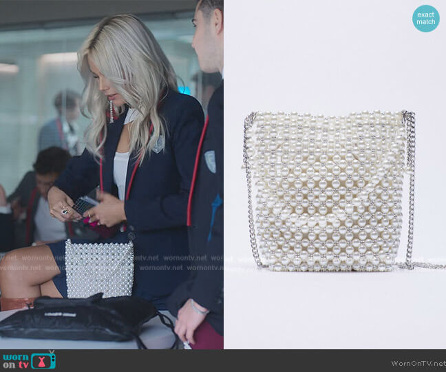 Zara Pearl Bead Mini Bucket Bag worn by Isadora Artinan (Valentina Zenere) on Elite