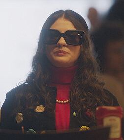 Pippa's black sunglasses on Gossip Girl
