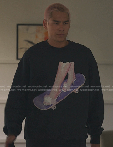 Aki’s black skateboard print sweatshirt on Gossip Girl