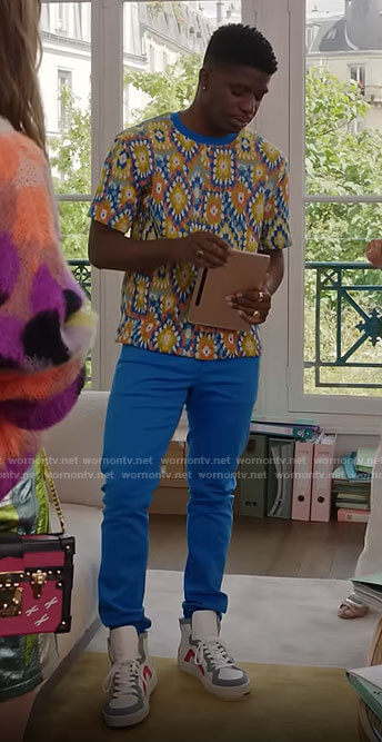 Julien’s blue and yellow printed t-shirt on Emily in Paris Season 3