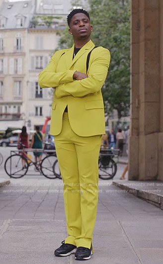 Julien's yellow suit on Emily in Paris