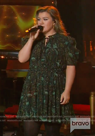 Kelly’s green metallic floral dress on The Kelly Clarkson Show
