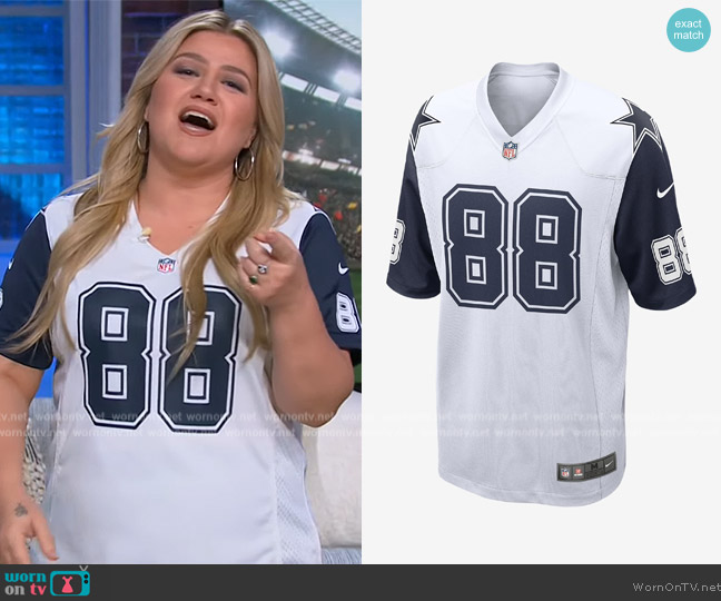 Kelly Clarkson Wore a Football Jersey Dress ﻿﻿to Host the 12th