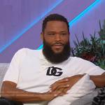 Anthony Anderson’s white logo print polo shirt on The Kelly Clarkson Show