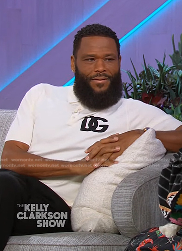 Anthony Anderson’s white logo print polo shirt on The Kelly Clarkson Show