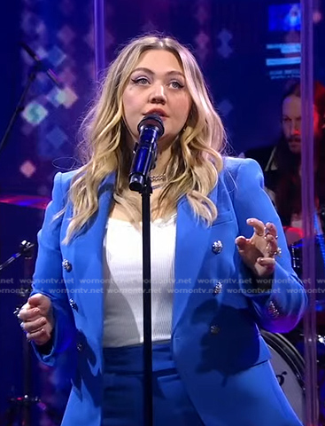 Elle King’s blue double breasted blazer and pants on Good Morning America