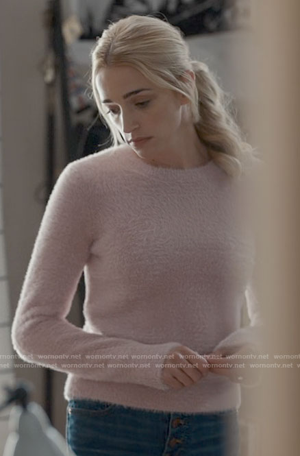 Georgia's pink fluffy sweater and skinny jeans on Ginny & Georgia