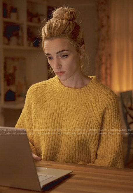 Georgia's yellow sweater on Ginny & Georgia