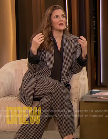 Drew’s houndstooth print blazer and pants on The Drew Barrymore Show