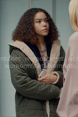 Ginny’s green sherpa jacket on Ginny & Georgia
