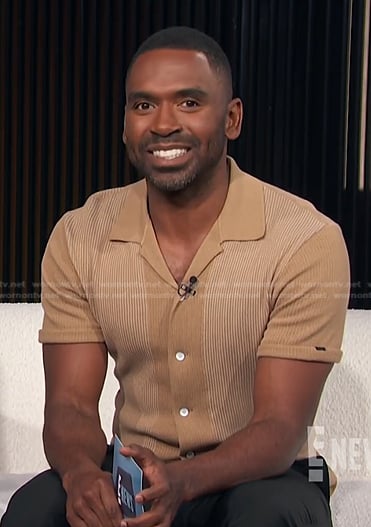 Justin’s beige short sleeve shirt on E! News