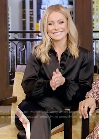 Kelly's black side stripe pants on Live with Kelly and Ryan