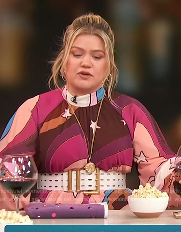Kelly Clarkson’s star abstract print dress on Access Hollywood