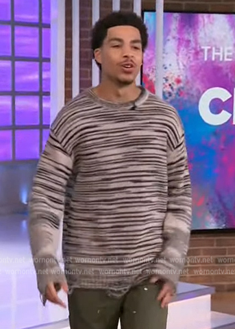 Marcus Scribner’s gray striped sweater on The Kelly Clarkson Show