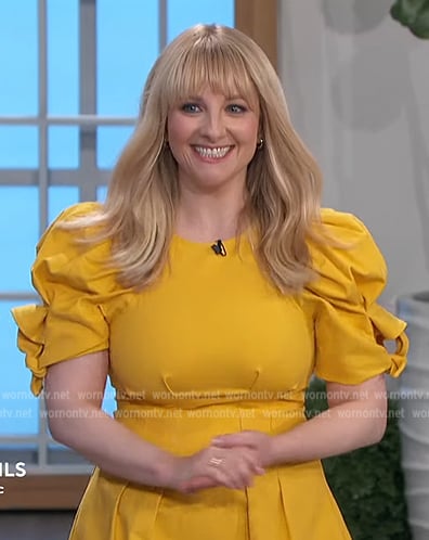 Melissa Rauch’s yellow puff sleeve dress on The Talk