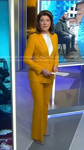 Norah’s yellow belted suit on CBS Evening News