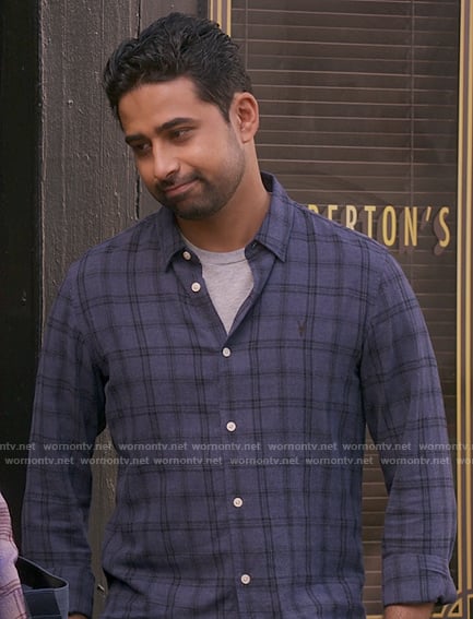 Sid's blue checked shirt on How I Met Your Father