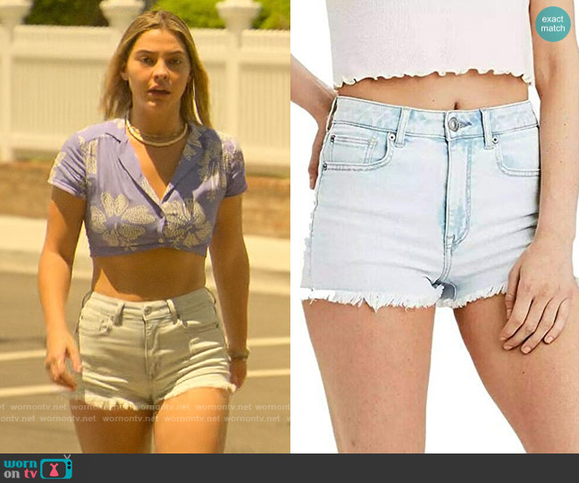 American Eagle Net Level High-Waisted Denim Short Short worn by Sarah Cameron (Madelyn Cline) on Outer Banks