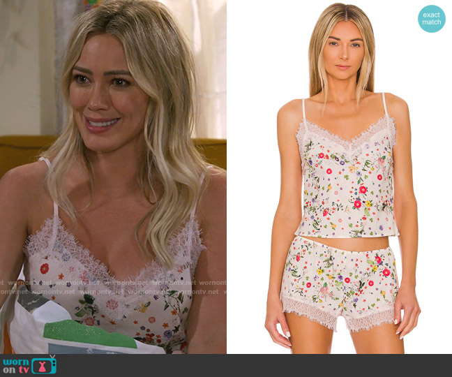 Only Hearts Marianne Cami in Floral Print worn by Sophie (Hilary Duff) on How I Met Your Father