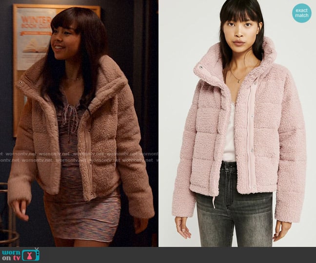 Abercrombie & Fitch Mini Sherpa Puffer Jacket worn by Norah (Chelsea Clark) on Ginny & Georgia