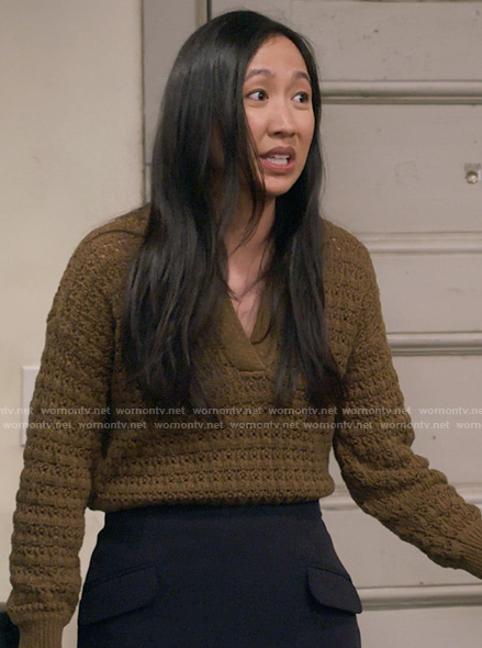 Ellen’s olive knit polo sweater on How I Met Your Father
