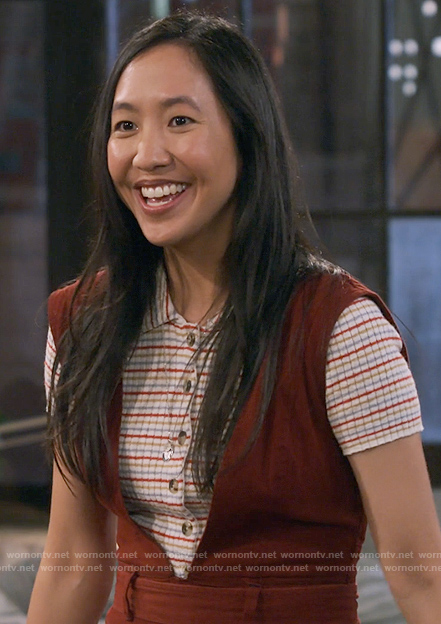 Ellen’s strie knit top and red overalls on How I Met Your Father
