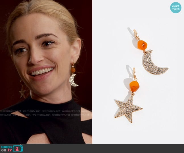 Free People Antila Hoop Earrings worn by Georgia Miller (Brianne Howey) on Ginny & Georgia