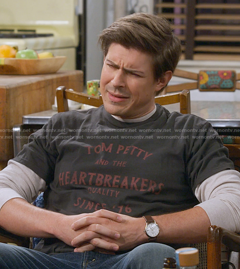 Jesse’s Tom Petty and the Heartbreakers t-shirt on How I Met Your Father