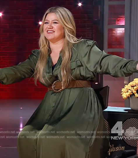 Kelly’s green satin shirtdress on The Kelly Clarkson Show