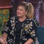 Kelly’s black tie die print tunic on The Kelly Clarkson Show