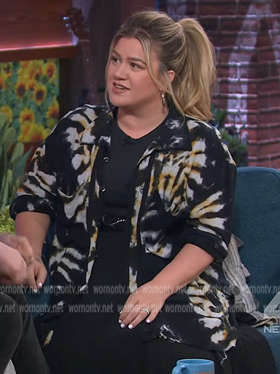 Kelly's black tie die print tunic on The Kelly Clarkson Show