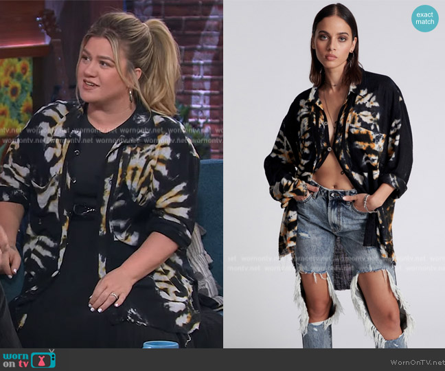 One Teaspoon Hand Printed Storm Flower Longline Shirt worn by Kelly Clarkson on The Kelly Clarkson Show