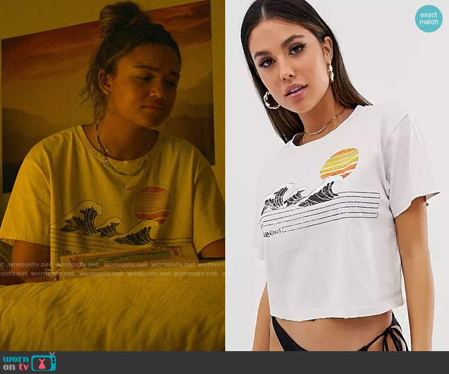 Rip Curl Wave Lines Crop Tee worn by Kiara Carrera (Madison Bailey) on Outer Banks