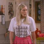 Sophie’s graphic tee and pink pleated mini skirt on How I Met Your Father