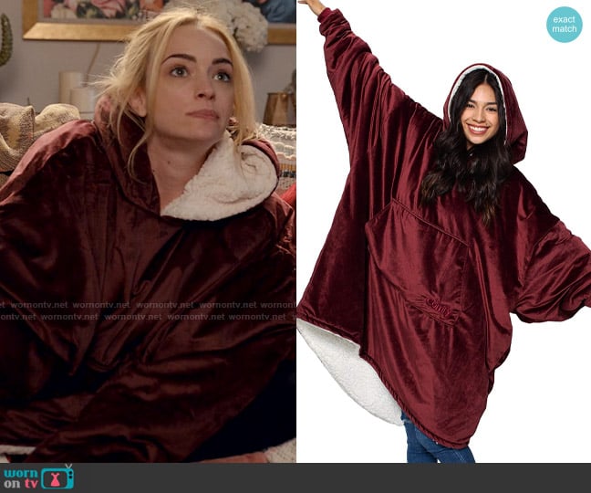 The Comfy The Comfy Original in Burgundy worn by Georgia Miller (Brianne Howey) on Ginny & Georgia